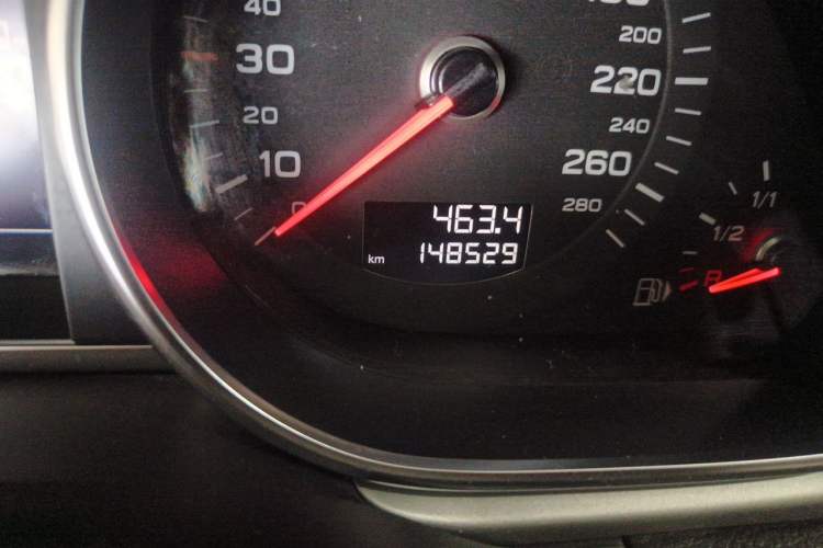 Used Audi Q7 2014 35 TFSI Ambition Edition Odometer Close Up