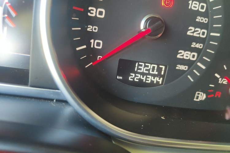Used Audi Q7 2014 40 TFSI Sport Edition Odometer Close Up