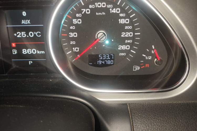 Used Audi Q7 2014 35 TFSI Ambition Edition Odometer Close Up