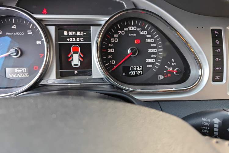 Used Audi Q7 2014 35 TFSI Ambition Edition Odometer Close Up