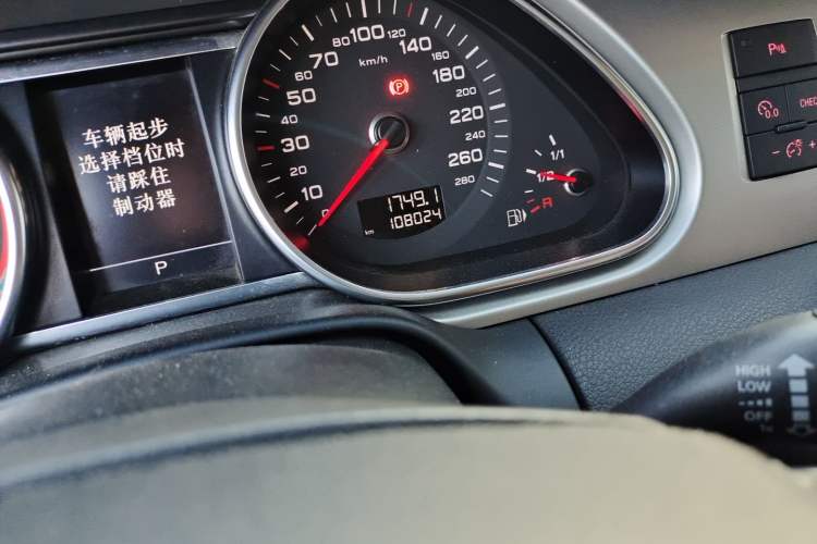 Used Audi Q7 2014 40 TFSI Sport Edition Odometer Close Up