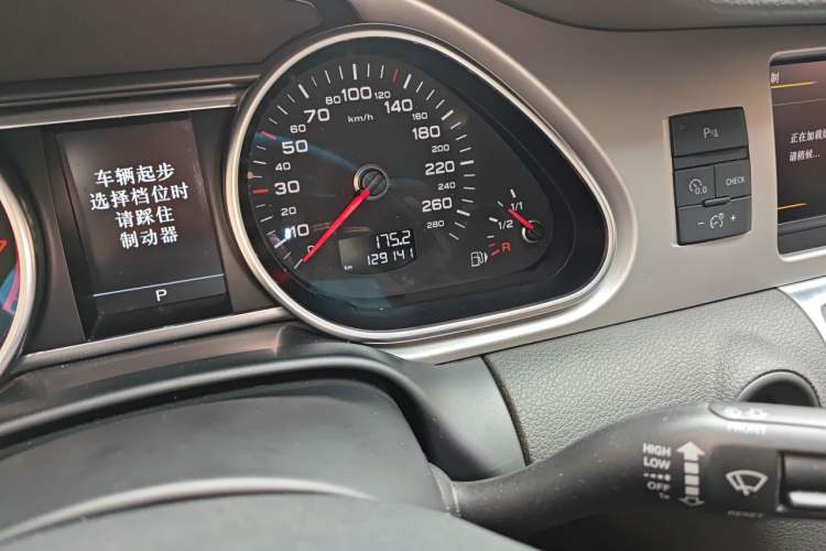 Used Audi Q7 2014 35 TFSI Ambition Edition Odometer Close Up