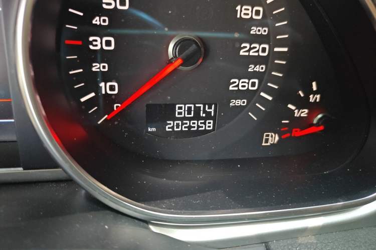 Used Audi Q7 2014 35 TFSI Sport Edition Odometer Close Up