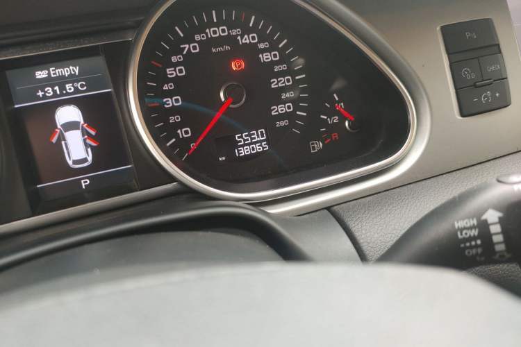 Used Audi Q7 2014 35 TFSI Sport Edition Odometer Close Up