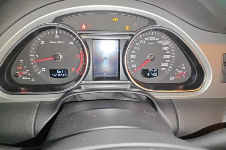Used Audi Q7 2014 35 TDI Sport Edition Odometer Close Up