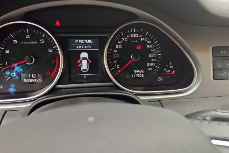 Used Audi Q7 2014 35 TFSI Sport Edition Odometer Close Up