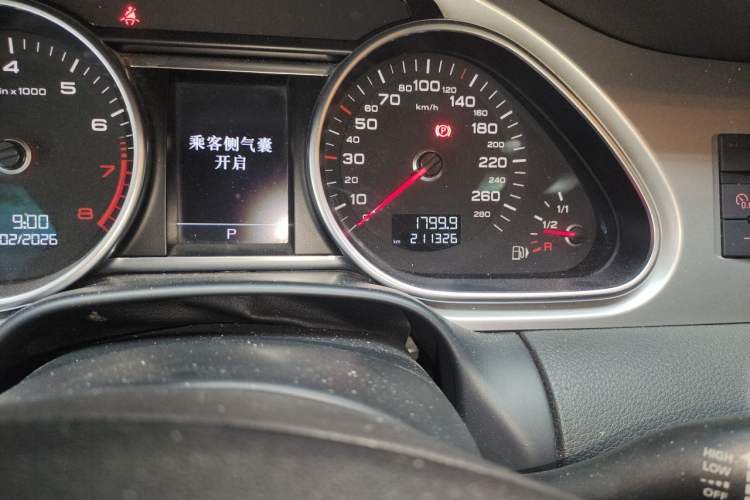 Used Audi Q7 2014 35 TFSI Off-road Model Odometer Close Up