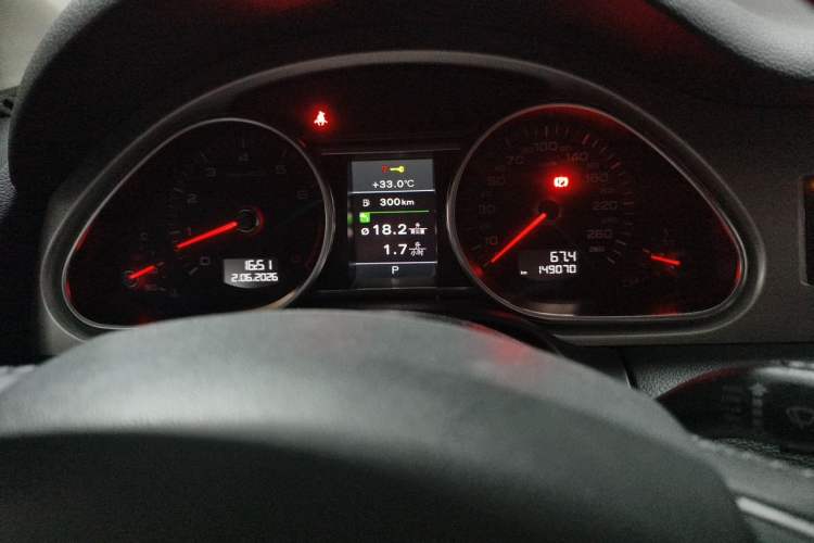 Used Audi Q7 2014 35 TFSI Off-road Model Odometer Close Up