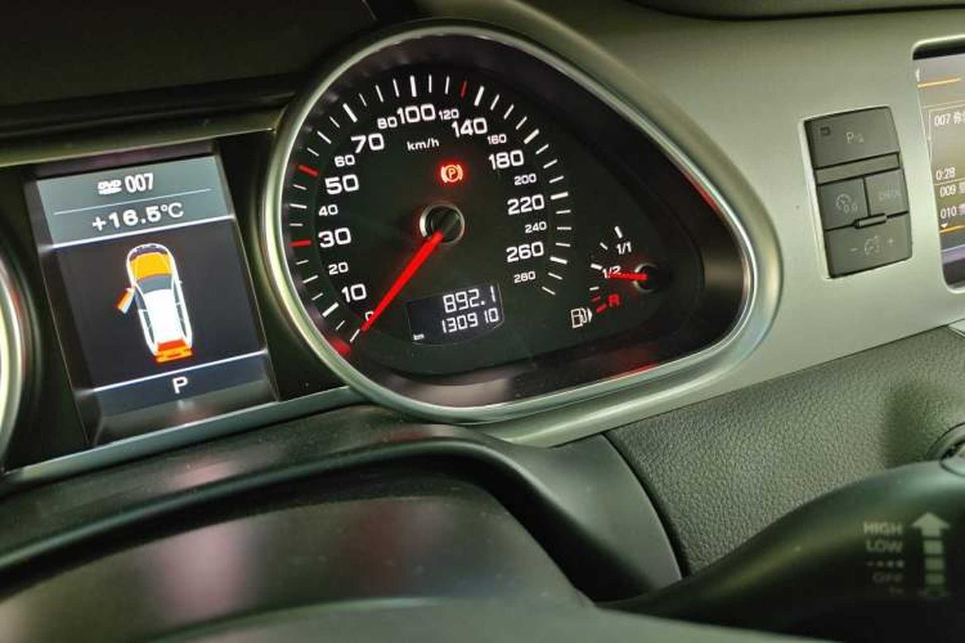 Used Audi Q7 2014 35 TFSI Ambition Edition Odometer Close Up