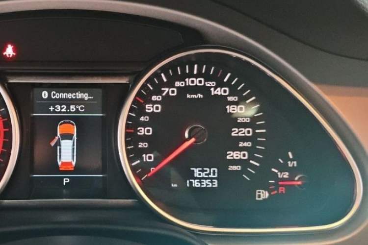 Used Audi Q7 2014 35 TDI Sport Edition Odometer Close Up