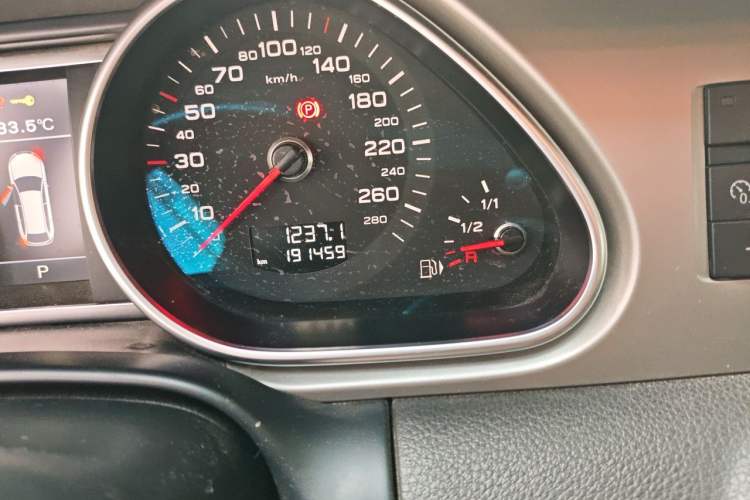 Used Audi Q7 2014 35 TFSI Ambition Edition Odometer Close Up