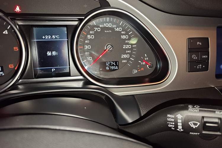 Used Audi Q7 2014 35 TDI Sport Edition Odometer Close Up