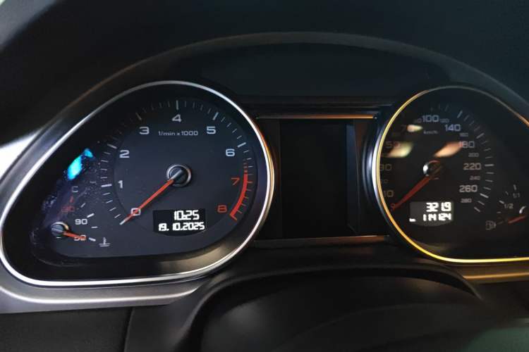 Used Audi Q7 2014 35 TFSI Ambition Edition Odometer Close Up