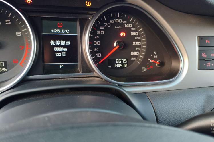 Used Audi Q7 2014 35 TFSI Off-road Model Odometer Close Up