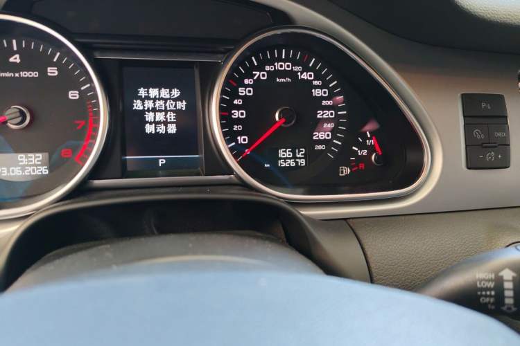 Used Audi Q7 2014 40 TFSI Sport Edition Odometer Close Up