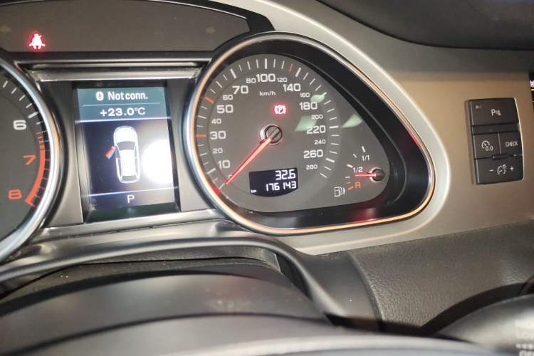 Used Audi Q7 2014 35 TFSI Sport Edition Odometer Close Up