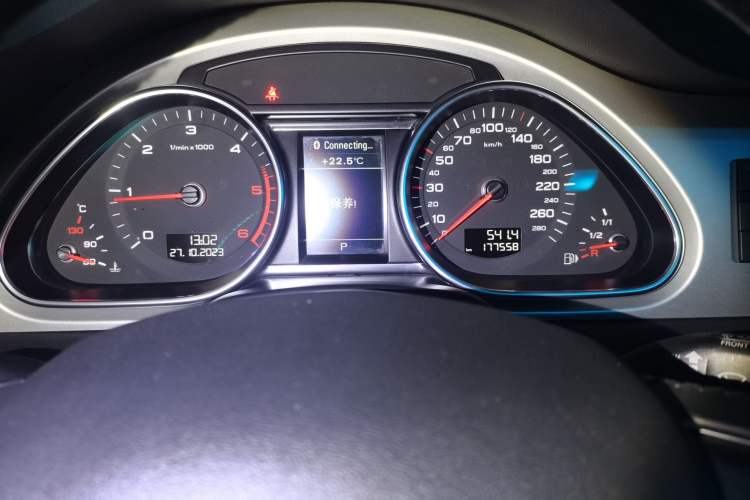 Used Audi Q7 2014 35 TDI Sport Edition Odometer Close Up