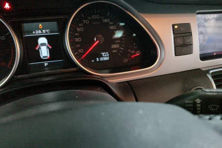 Used Audi Q7 2014 35 TFSI Off-road Model Odometer Close Up