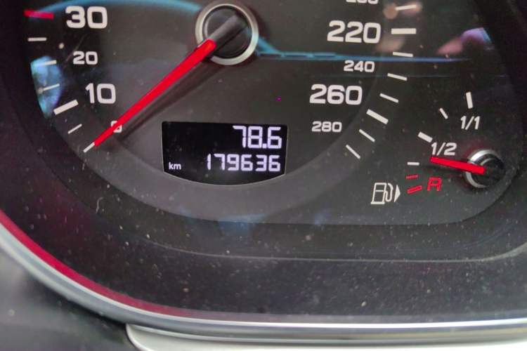 Used Audi Q7 2014 35 TFSI Sport Edition Odometer Close Up