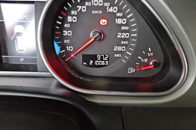 Used Audi Q7 2014 35 TFSI Ambition Edition Odometer Close Up