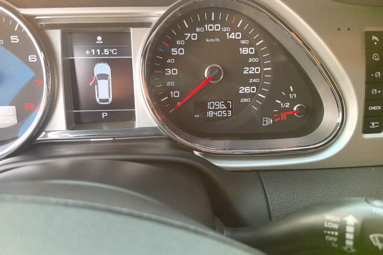 Used Audi Q7 2014 35 TFSI Sport Edition Odometer Close Up