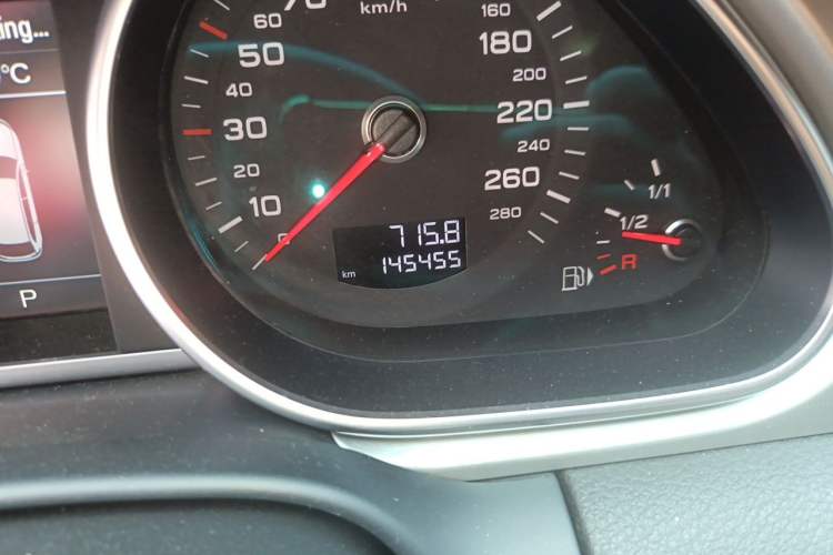 Used Audi Q7 2014 35 TDI Exclusive Edition Odometer Close Up