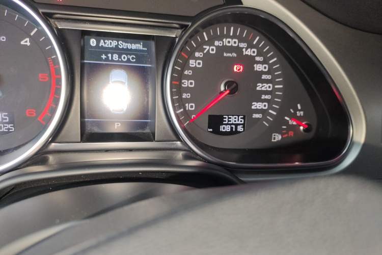 Used Audi Q7 2014 35 TDI Sport Edition Odometer Close Up