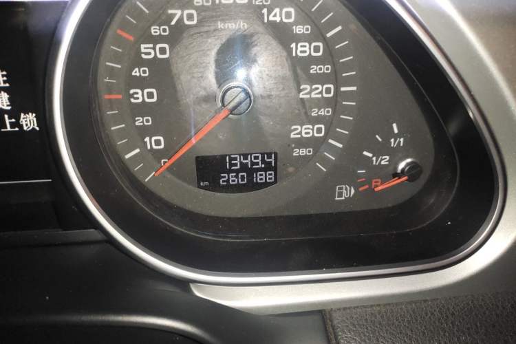 Used Audi Q7 2014 35 TDI Sport Edition Odometer Close Up