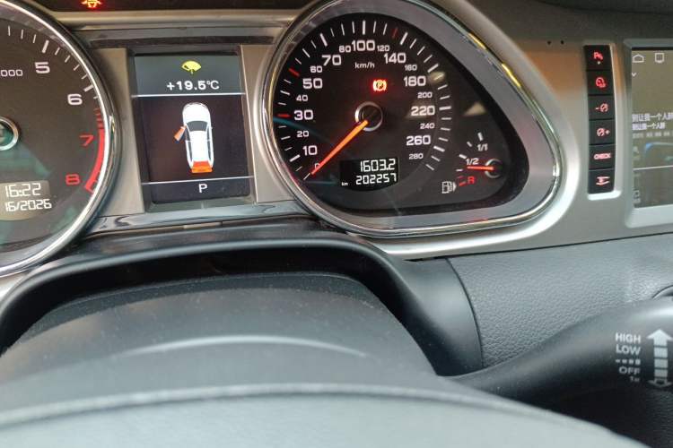 Used Audi Q7 2014 35 TFSI Ambition Edition Odometer Close Up