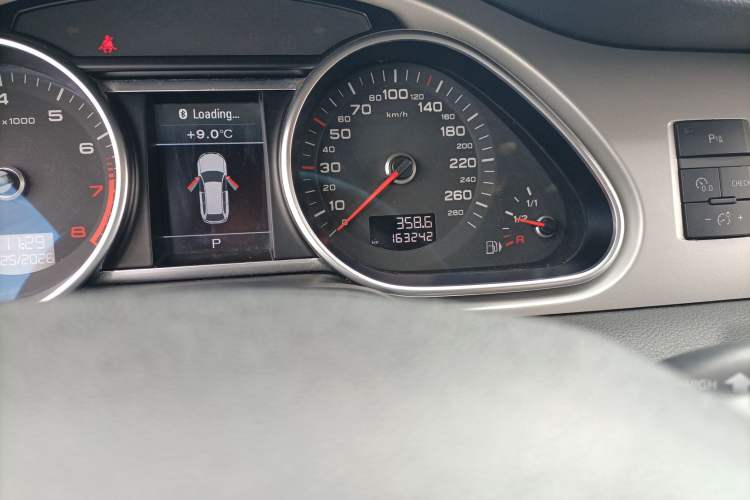 Used Audi Q7 2014 35 TFSI Ambition Edition Odometer Close Up