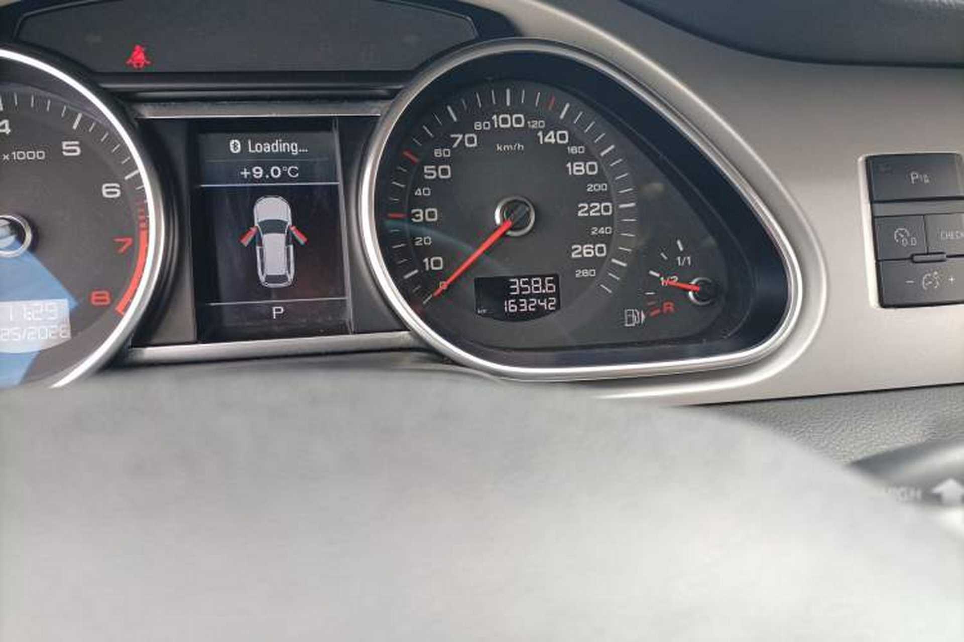 Used Audi Q7 2014 35 TFSI Ambition Edition Odometer Close Up