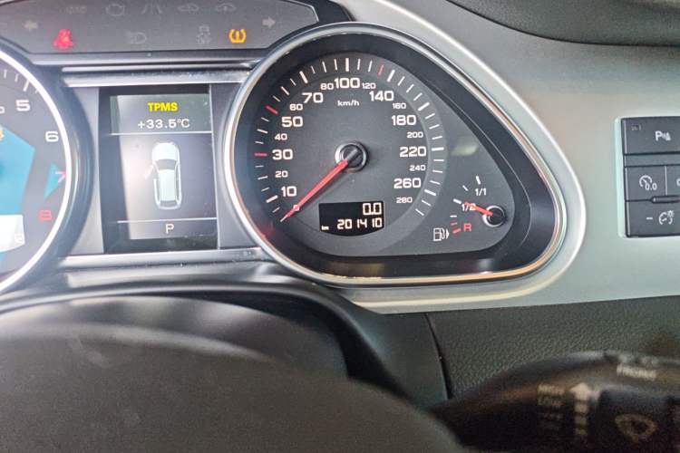 Used Audi Q7 2014 40 TFSI Sport Edition Odometer Close Up