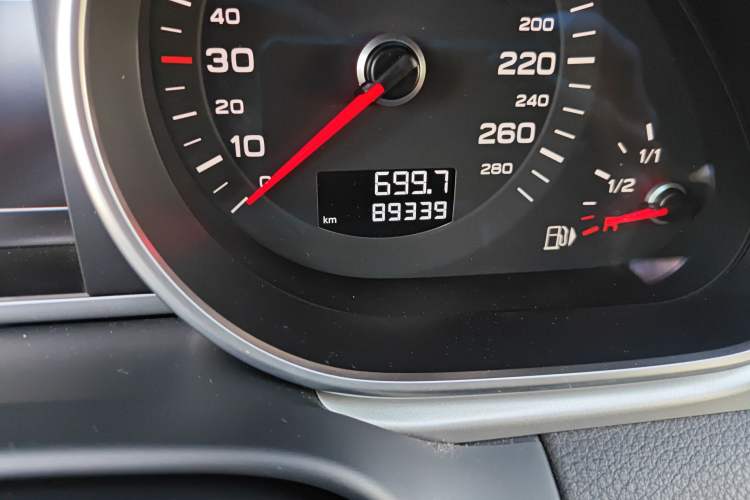 Used Audi Q7 2014 35 TFSI Sport Edition Odometer Close Up