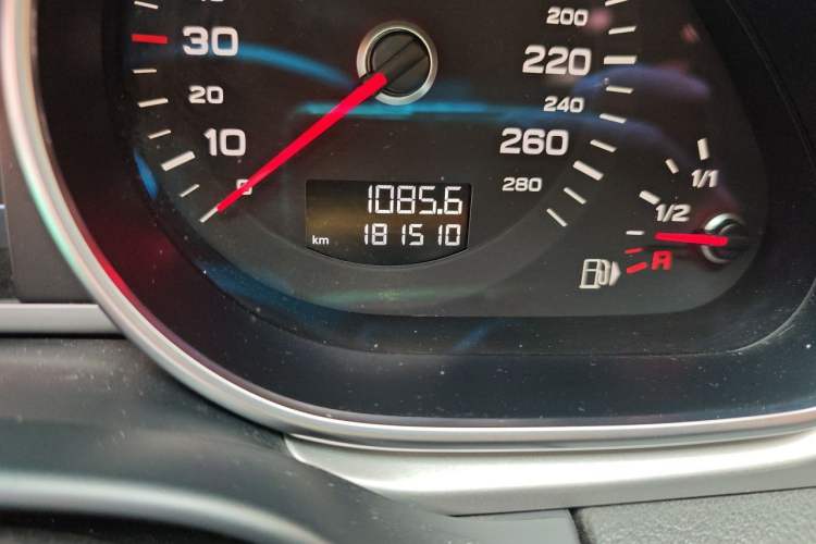 Used Audi Q7 2014 35 TFSI Ambition Edition Odometer Close Up