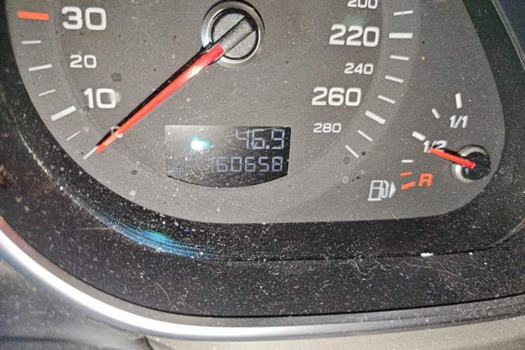 Used Audi Q7 2014 35 TFSI Sport Edition Odometer Close Up