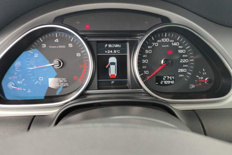 Used Audi Q7 2014 35 TFSI Off-road Model Odometer Close Up