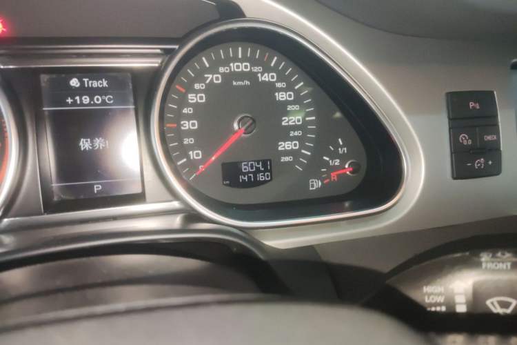Used Audi Q7 2014 35 TFSI Ambition Edition Odometer Close Up