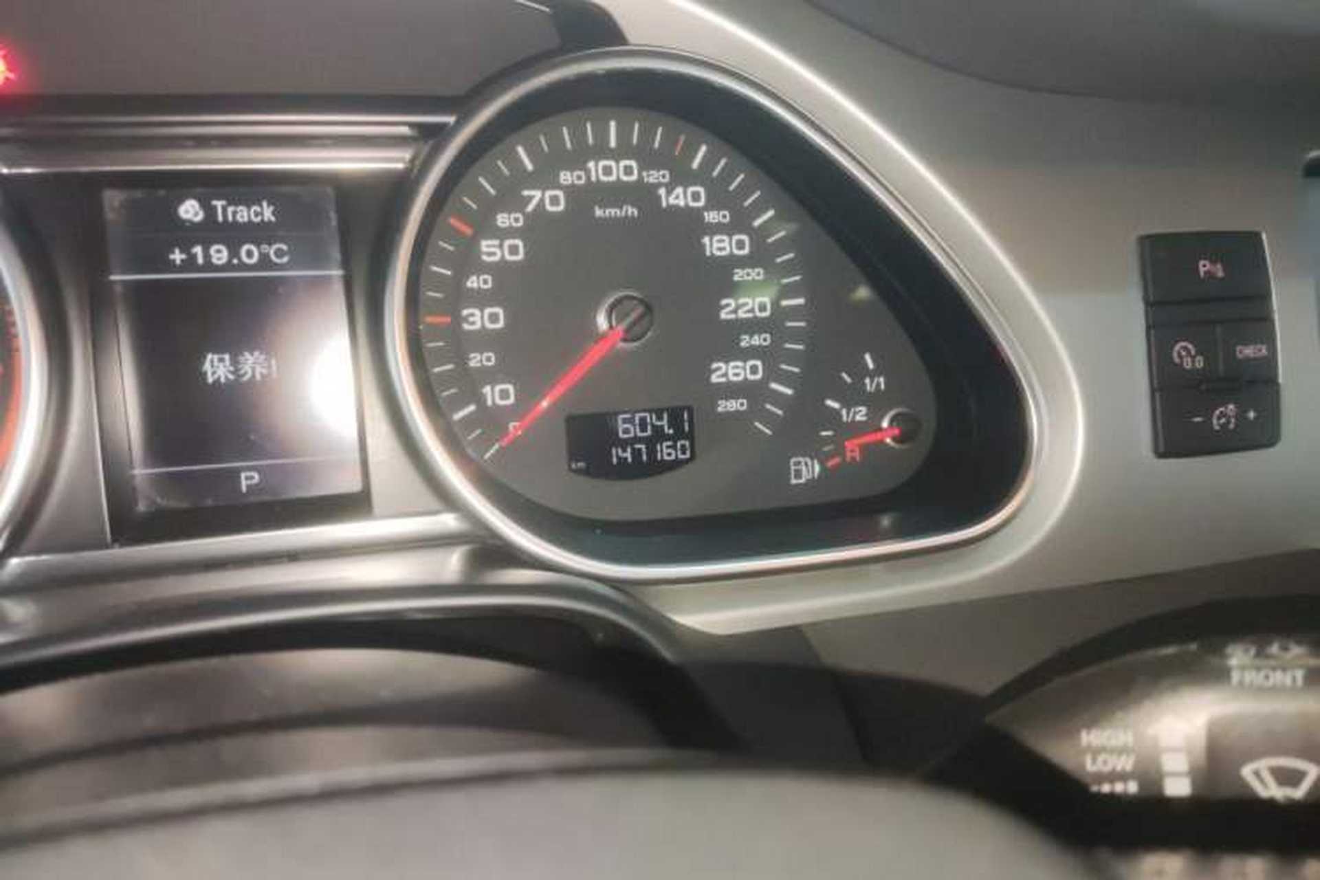 Used Audi Q7 2014 35 TFSI Ambition Edition Odometer Close Up