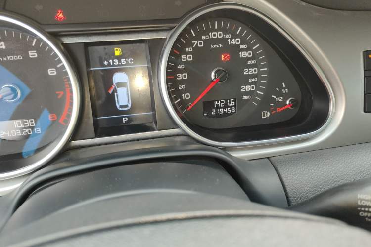 Used Audi Q7 2014 35 TFSI Sport Edition Odometer Close Up