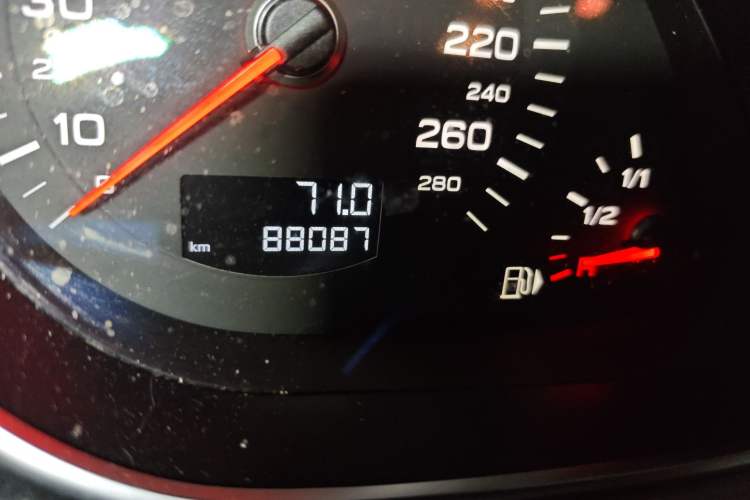 Used Audi Q7 2014 35 TDI Sport Edition Odometer Close Up