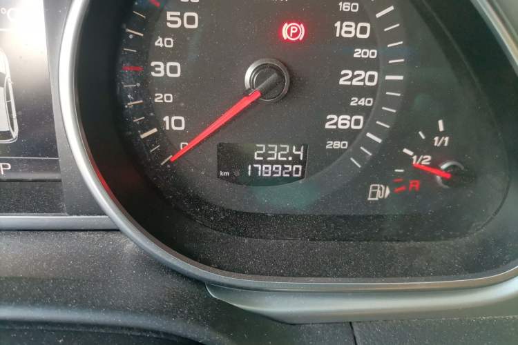 Used Audi Q7 2014 35 TFSI Sport Edition Odometer Close Up