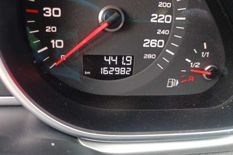 Used Audi Q7 2014 35 TFSI Sport Edition Odometer Close Up