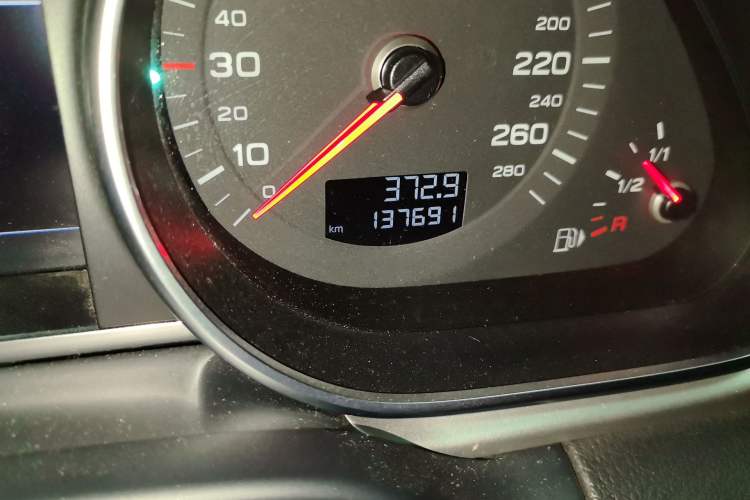 Used Audi Q7  Odometer Close Up