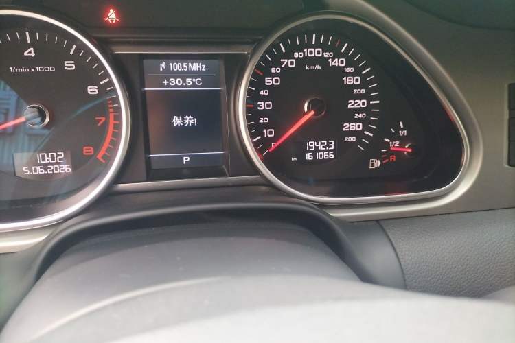 Used Audi Q7 2014 35 TFSI Ambition Edition Odometer Close Up