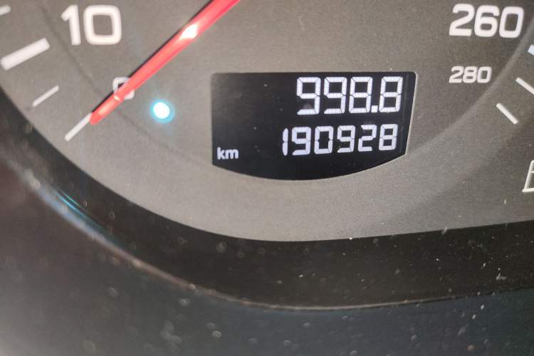 Used Audi Q7 2014 35 TFSI Off-road Model Odometer Close Up