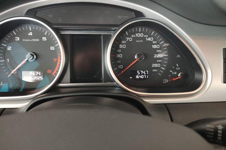 Used Audi Q7 2014 35 TFSI Ambition Edition Odometer Close Up
