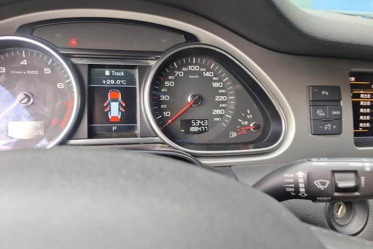 Used Audi Q7 2014 35 TFSI Ambition Edition Odometer Close Up