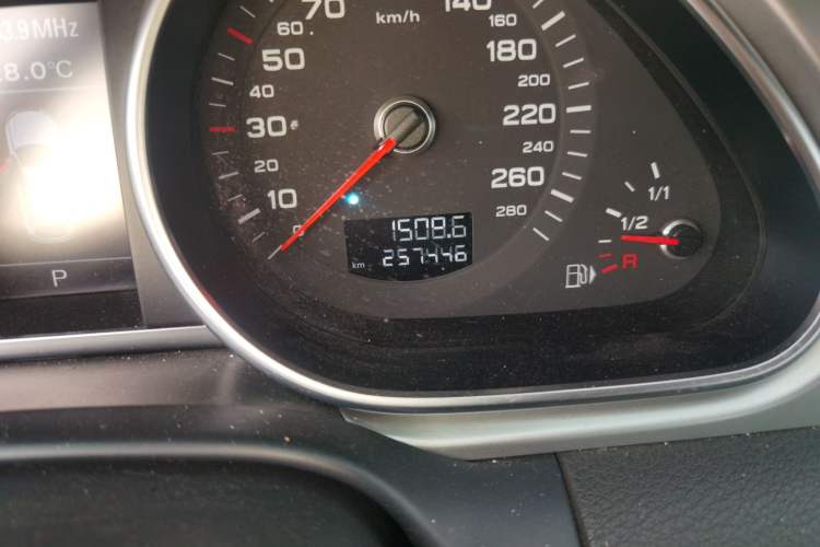 Used Audi Q7 2014 35 TFSI Sport Edition Odometer Close Up