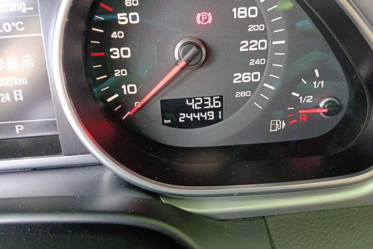 Used Audi Q7 2014 35 TFSI Sport Edition Odometer Close Up
