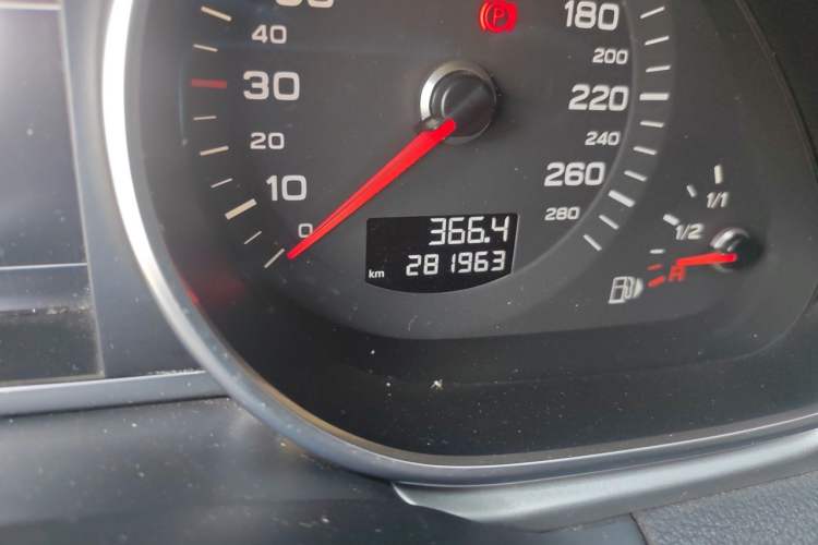 Used Audi Q7 2014 35 TFSI Off-road Model Odometer Close Up